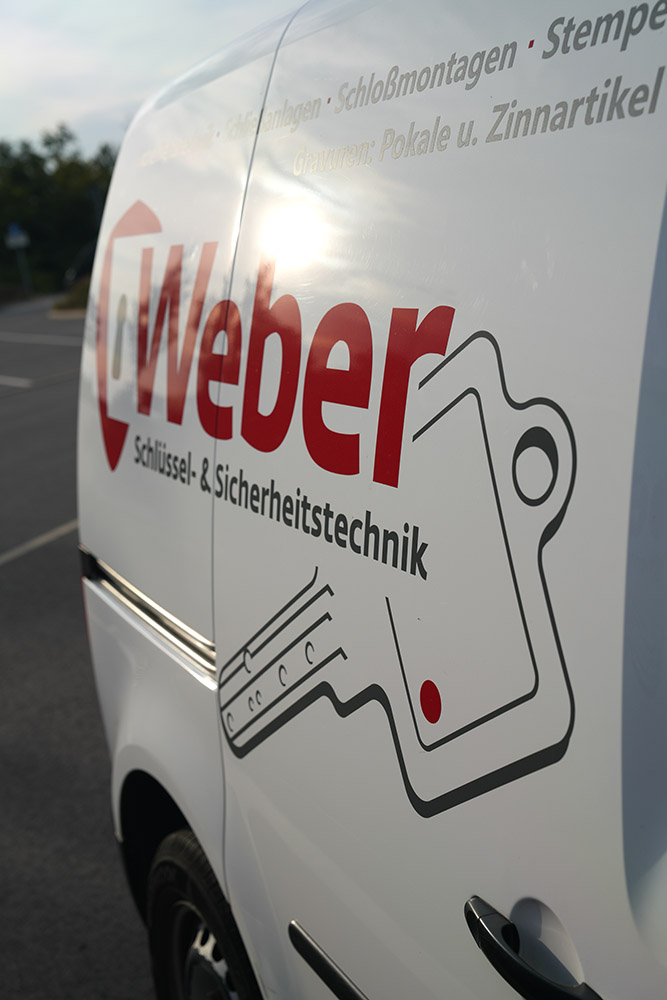 Unsere Fahrzeugflotte Schlüssel- und Sicherheitstechnik Weber, Seitenaufkleber am Fahrzeug